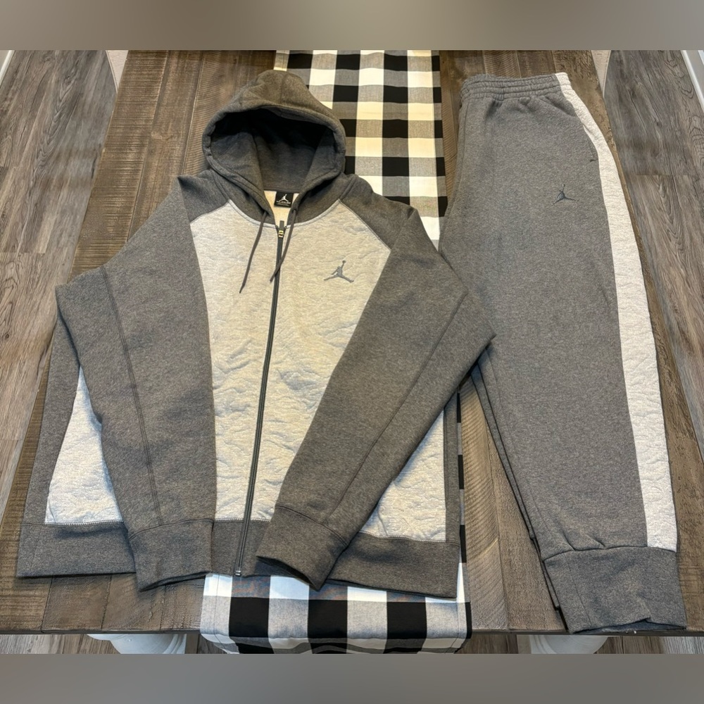 Brand: Jordan
Type: Matching Sweatsuit 
Size: Mens 3XL
Condition: Lightly Used